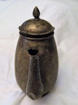 Théière en orfèvrerie argenté. artisanal motif