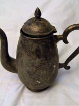 Théière en orfèvrerie argenté. artisanal motif