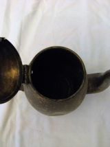 Théière en orfèvrerie argenté. artisanal motif