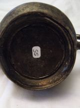 Théière en orfèvrerie argenté. artisanal motif