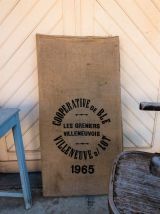 Sac en toile de jute 1965, monté sur cadre.