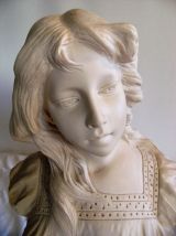 Buste sculpté en marbre blanc signé FG M575