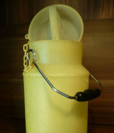 Pot à lait jaune Gilac plastique N° 1125