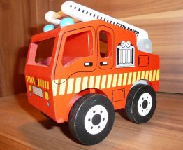 Camion de pompier en bois