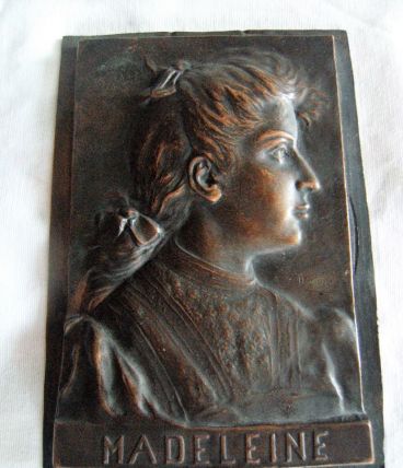 Ancienne plaque bronze support bénitier "madeleine