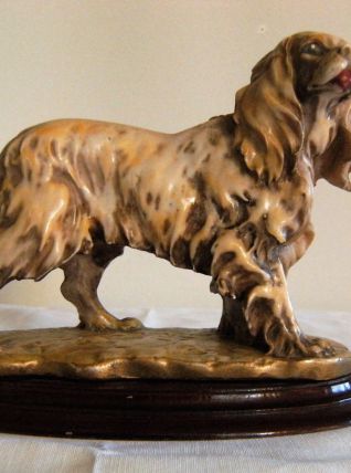 Statuette chien épagneul breton cocker en biscuit