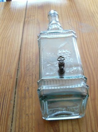 grosse bouteille en verre et robinet en laiton