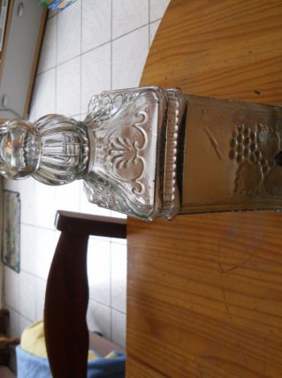 grosse bouteille en verre et robinet en laiton