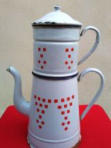 Grande cafetière émaillée blanche à damiers rouge (Années 20