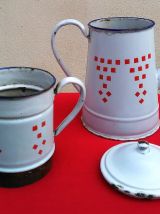 Grande cafetière émaillée blanche à damiers rouge (Années 20
