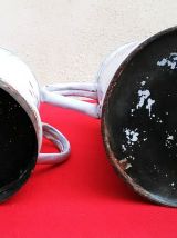Grande cafetière émaillée blanche à damiers rouge (Années 20