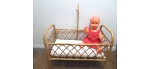 Lit de poupée en rotin