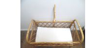 Lit de poupée en rotin
