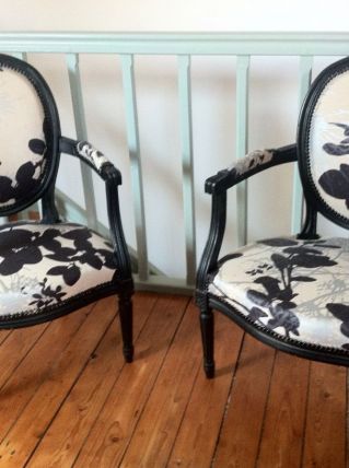 paires de fauteuils médaillon, style Louis XVI