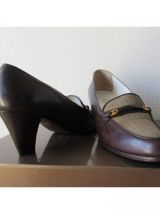 Jolie paire d'escarpins à petits talons couleur chocolat
