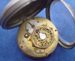 A vendre montre gousset a "coque" trés vielle a réstaurer
