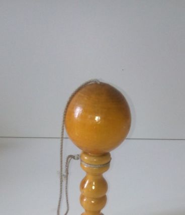 Bilboquet ancien en bois vernis