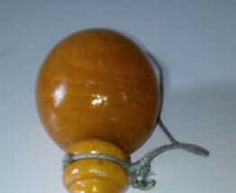 Bilboquet ancien en bois vernis