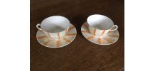 deux grandes tasses avec soucoupes