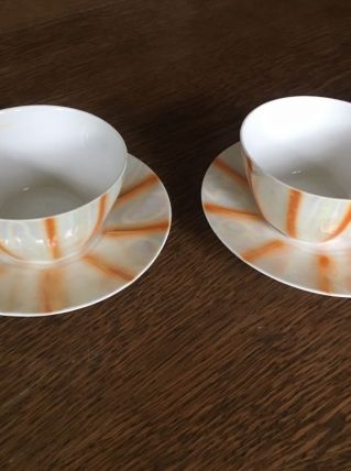 deux grandes tasses avec soucoupes