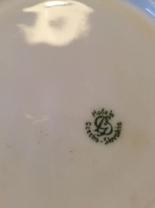 deux grandes tasses avec soucoupes