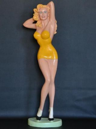 Pin Up robe jaune en résine années 1950