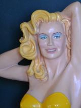 Pin Up robe jaune en résine années 1950