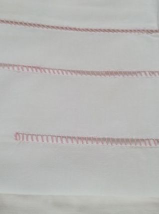 Drap et taie Bébé brodé main jour venise rose 50's