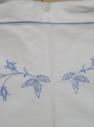  drap bébé brodé mains 50's