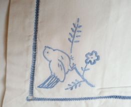 Parure bébé drap et taie brodés main 50's