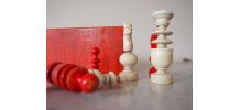 Pions d'échecs et boîte en bois