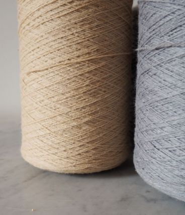 Bobines de laine avec socle en hêtre