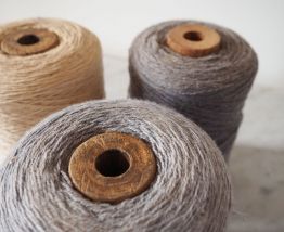 Bobines de laine avec socle en hêtre