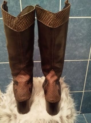 C'est une botte  marron en cuir 100% 