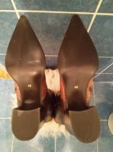 C'est une botte  marron en cuir 100% 