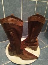 C'est une botte  marron en cuir 100% 