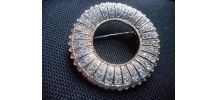 Broche couronne brillants