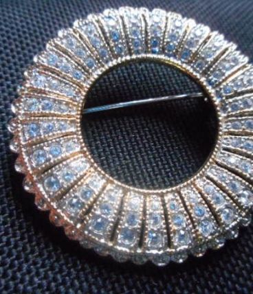 Broche couronne brillants