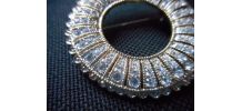 Broche couronne brillants