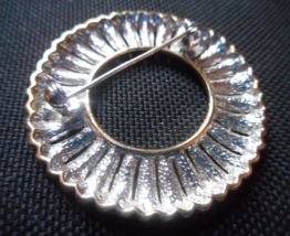 Broche couronne brillants