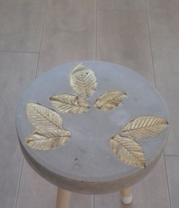 Tabouret ciment motif feuille