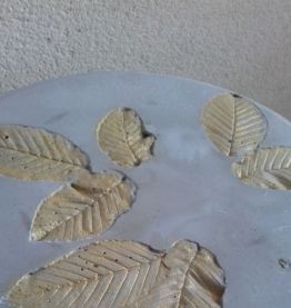 Tabouret ciment motif feuille