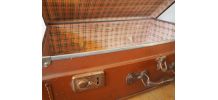 Valise brune aux coins bruns