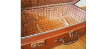 Valise brune aux coins bruns