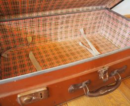 Valise brune aux coins bruns