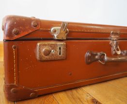 Valise brune aux coins bruns