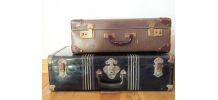 Valise bleue foncée en métal
