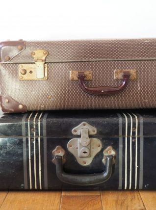 Valise bleue foncée en métal