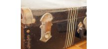 Valise bleue foncée en métal