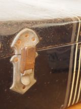 Valise bleue foncée en métal
